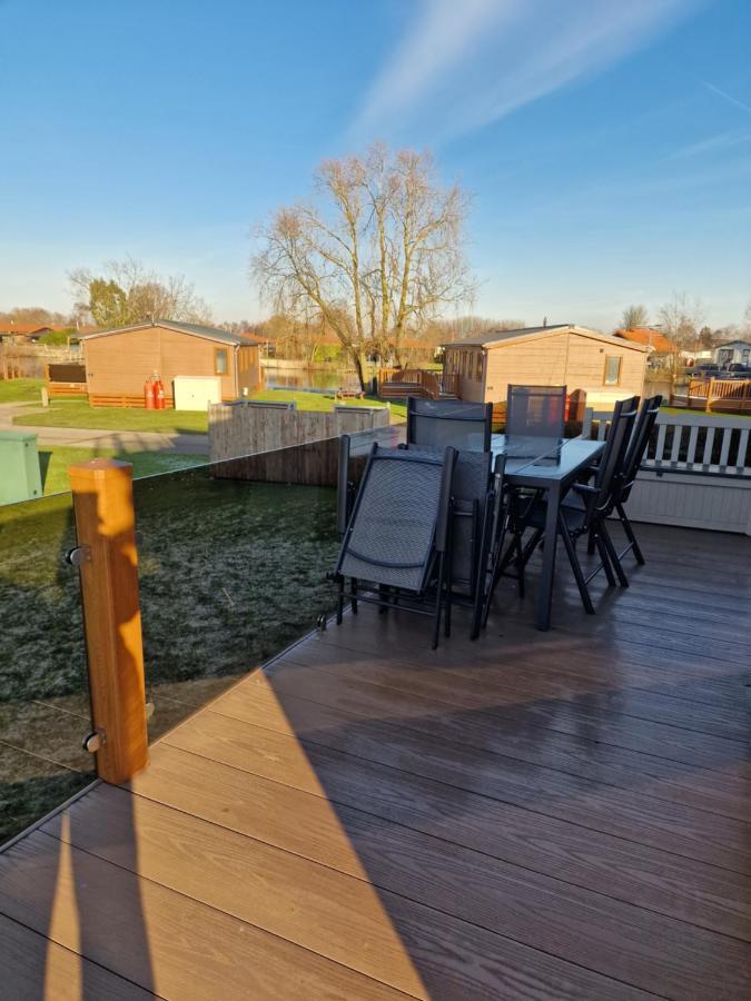Hot Tub Hols In Bear Lodge With Roof Terrace Tattershall Exterior photo