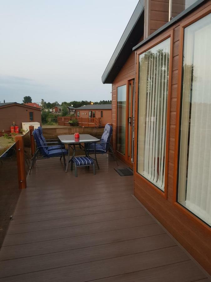 Hot Tub Hols In Bear Lodge With Roof Terrace Tattershall Exterior photo